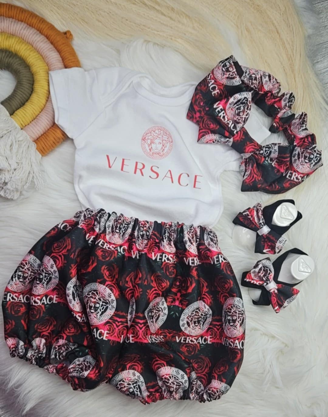 "Versage Chic: fashion that makes a statement from day one."/"Versage Chic: moda que conquista desde el primer día."