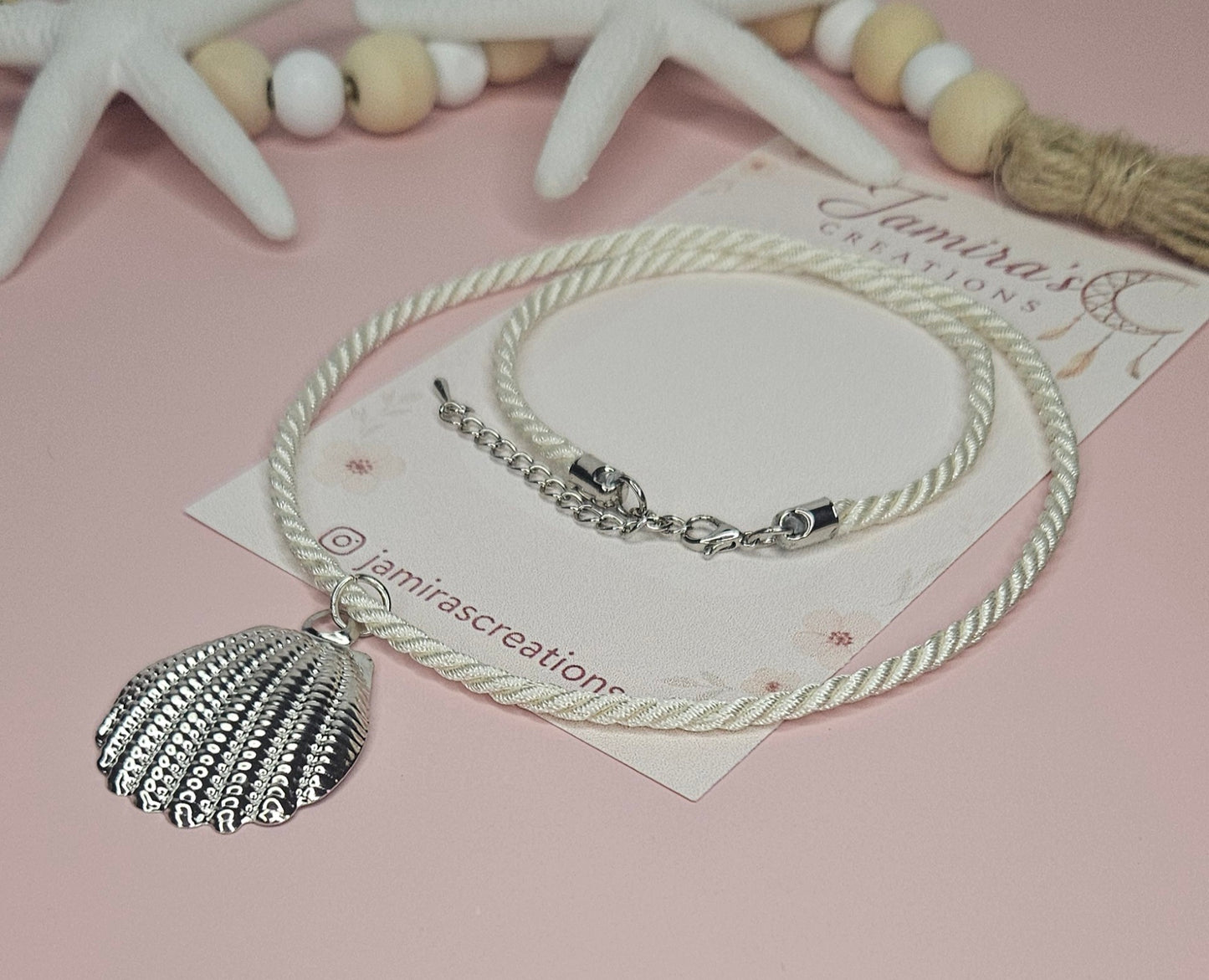 Silver Shell Charm Necklace/ Collar Concha Plateada