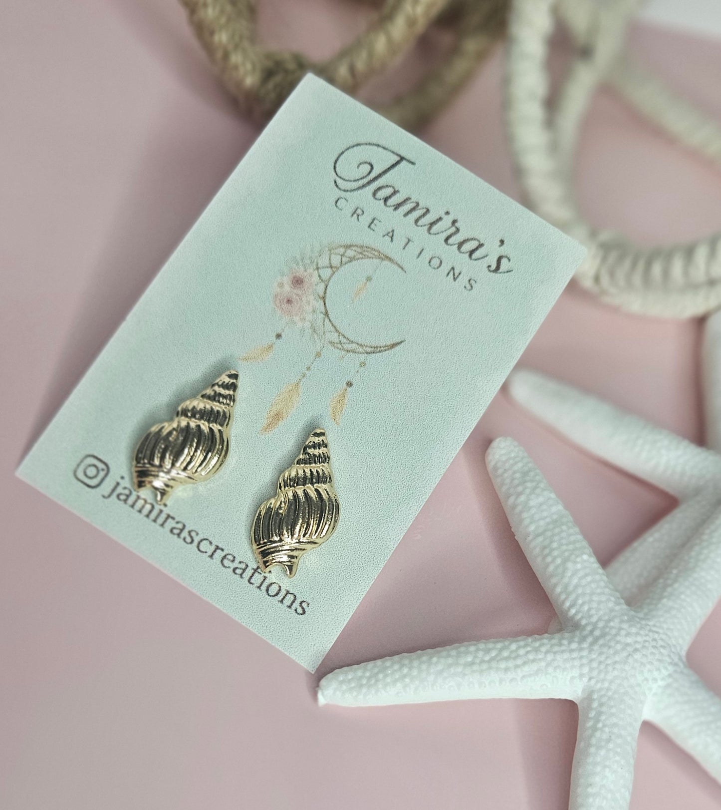 Shell Glow Earring/ Aretes Caracol Dorado