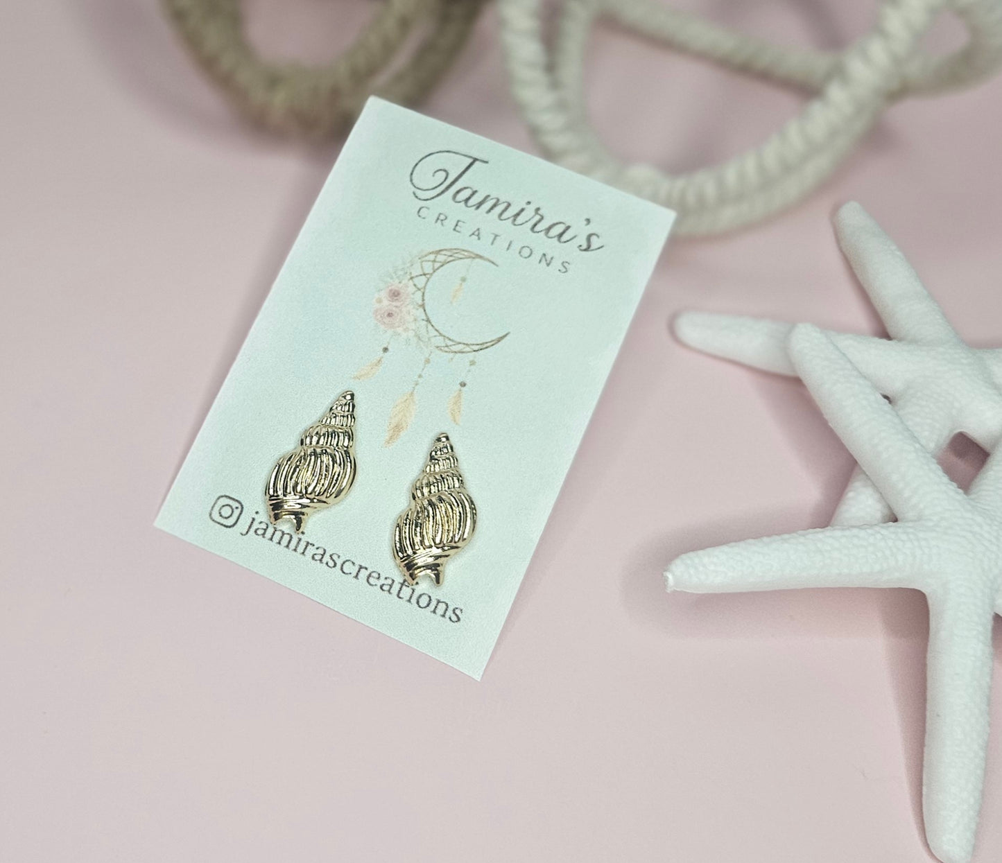 Shell Glow Earring/ Aretes Caracol Dorado