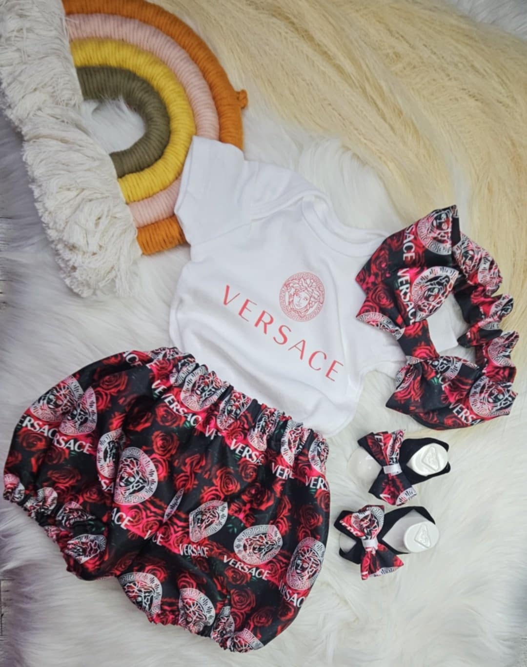 "Versage Chic: fashion that makes a statement from day one."/"Versage Chic: moda que conquista desde el primer día."